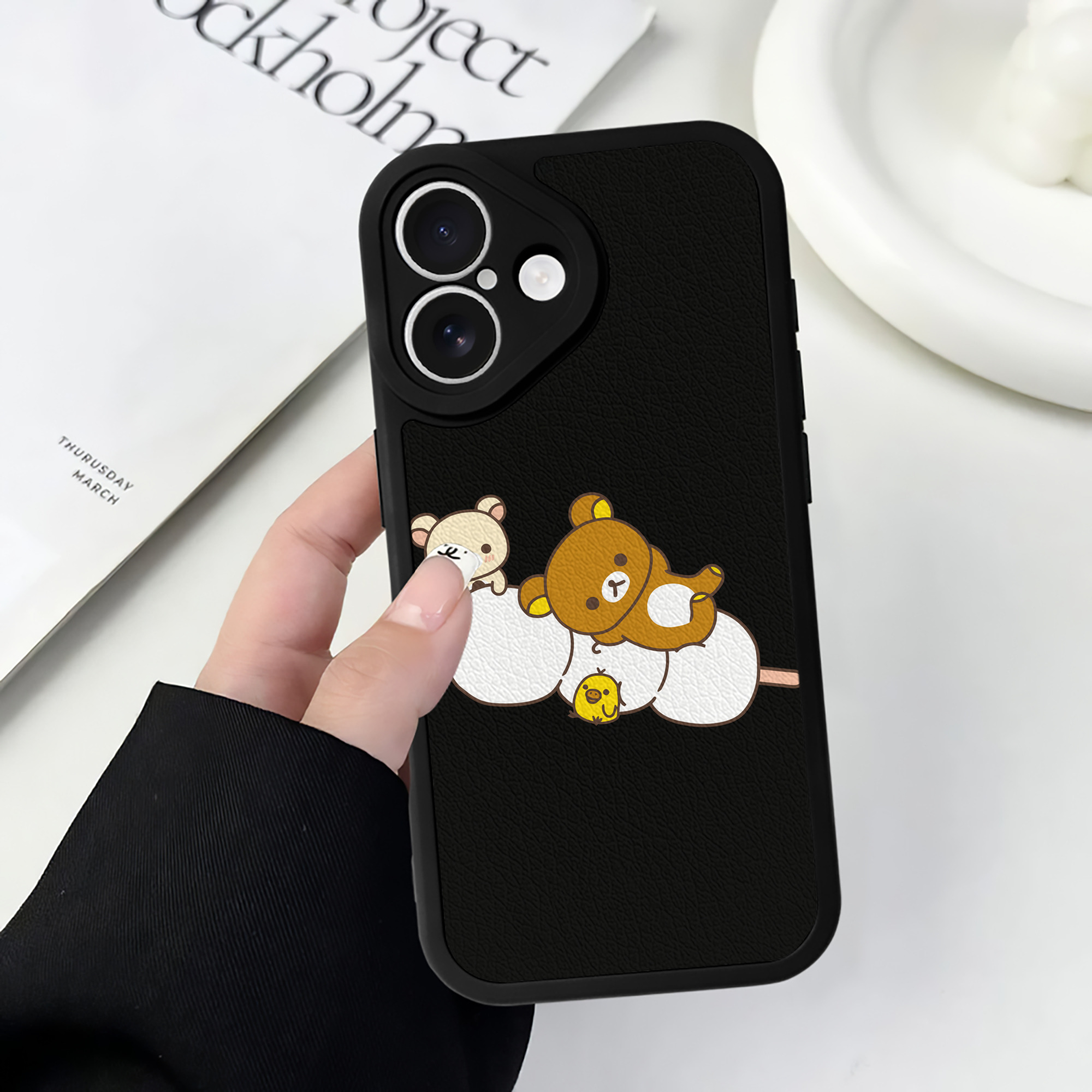 （画像用） リラックマ リラックマ キイロイトリ Rilakkuma Korilakkuma Kiiroitori 【iPhone 16シリーズ対応】シリコンスマホケース（レザー調） 材質：シリコン